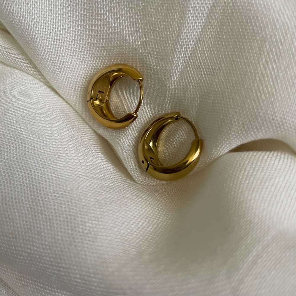 18K Gold-Plated Huggie Hoop Earrings - Picture 4 of 7
